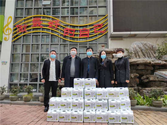 中欧协会河南办事处联合爱心企业共战疫情---向惠济区艺术小学捐赠抗菌消毒剂