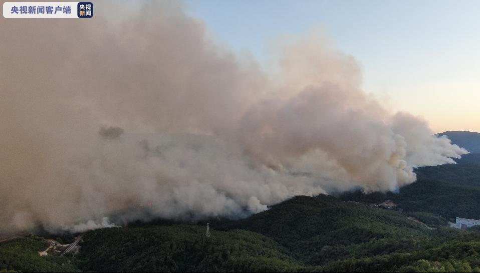 云南安宁发生森林火情 各级应急力量正在全力扑救