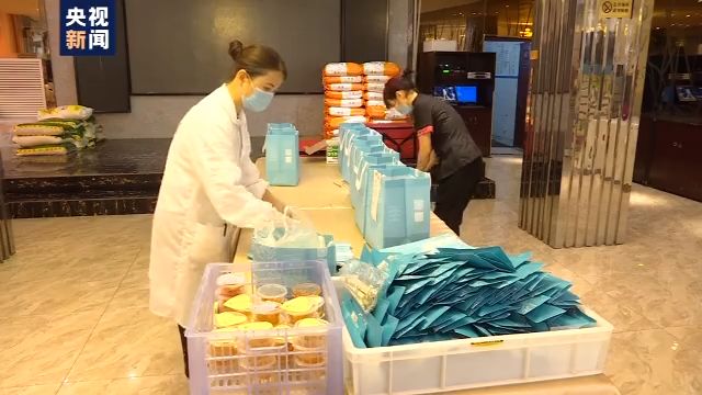 武汉餐饮业逐步恢复堂食 顾客就餐前须进行扫码测体温