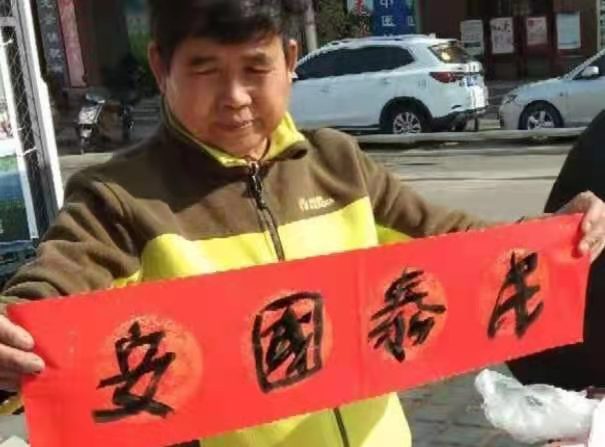 中国好人汪太银:为消防指战员写春联