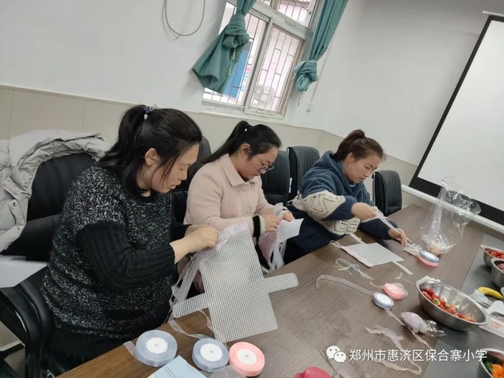 自制手工艺品，美丽处处绽放——保合寨小学妇女节活动