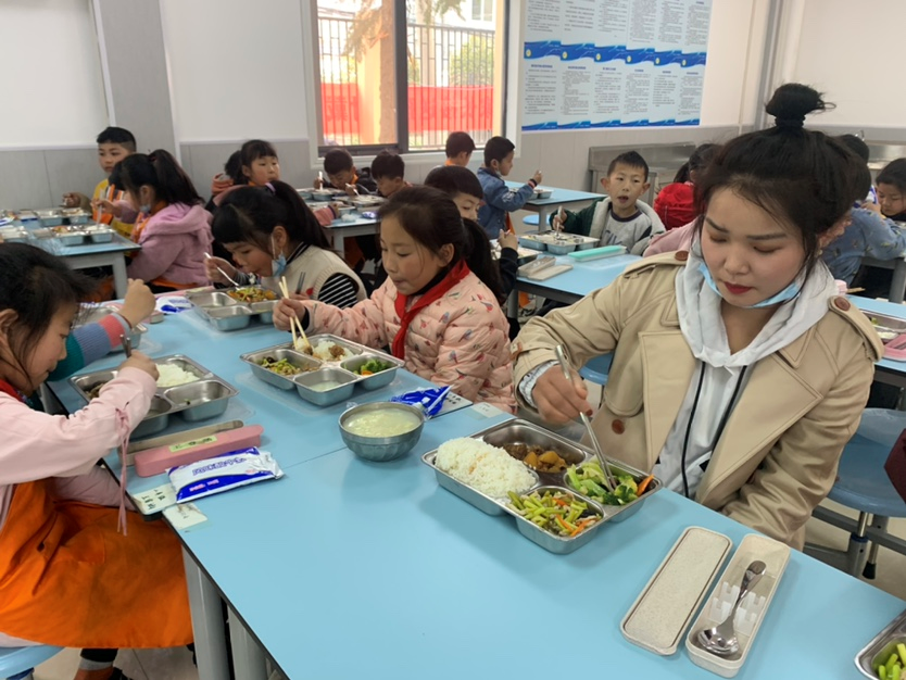 助力午餐工程，家长陪餐（二）——记郑州市惠济区保合寨小学午餐供餐工作