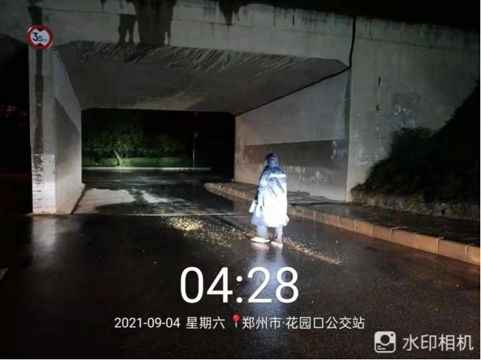 暴风雨夜里的岁月静好