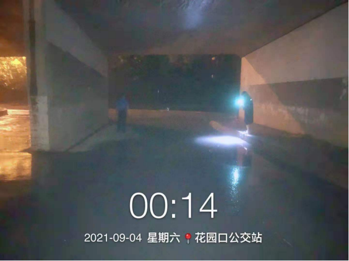 暴风雨夜里的岁月静好