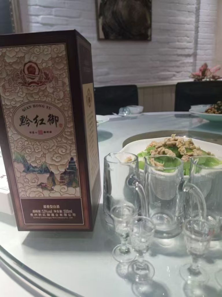 一杯浊酒慢话流年，黔红御酱酒品味人生